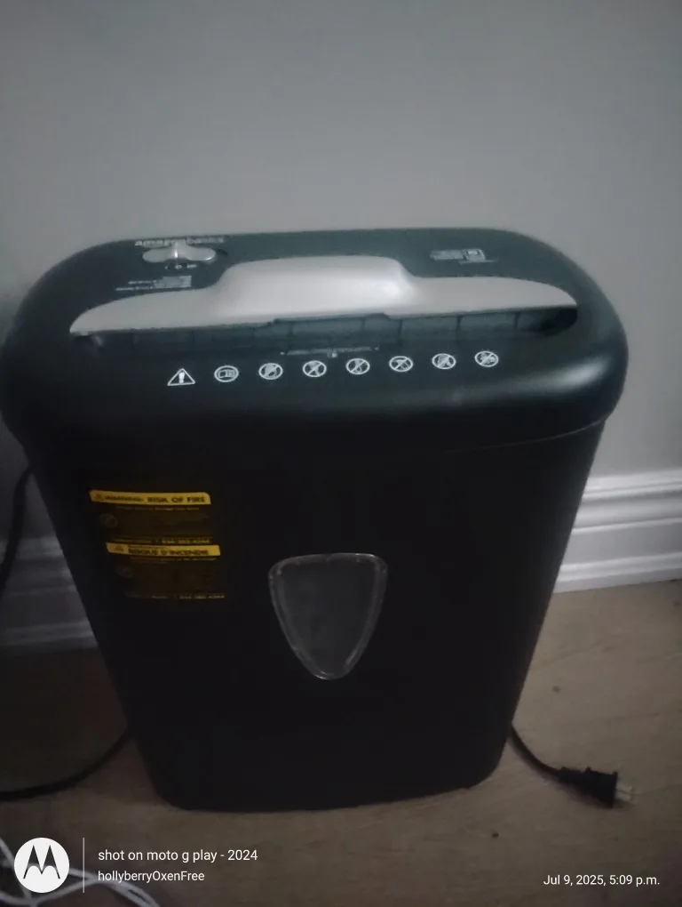 AmazonBasics Paper Shredder thumbnail