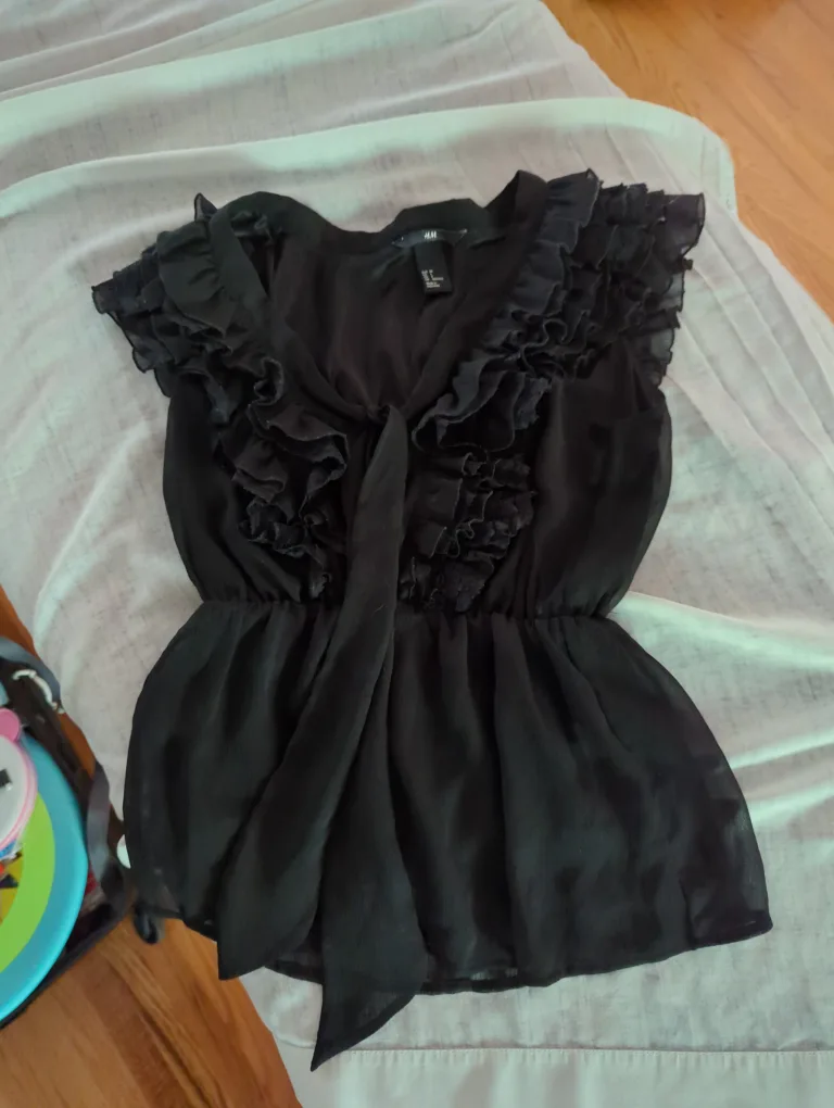 H&M Black Ruffle Blouse 🇨🇦 thumbnail