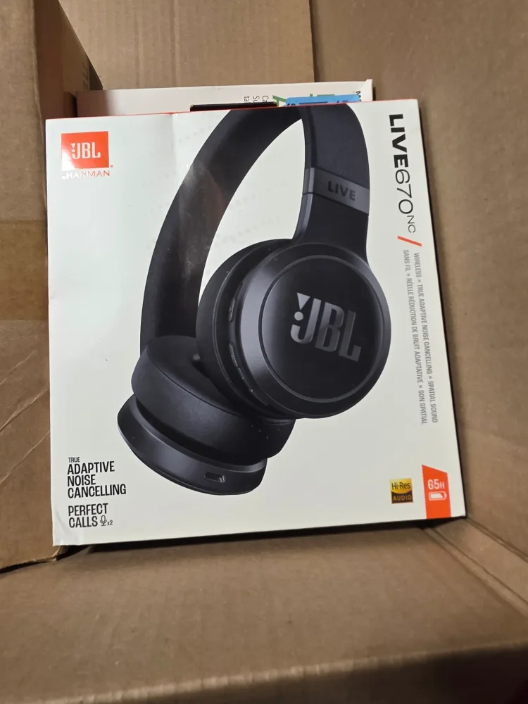 JBL LIVE670NC Wireless Headphones - New in Box! thumbnail