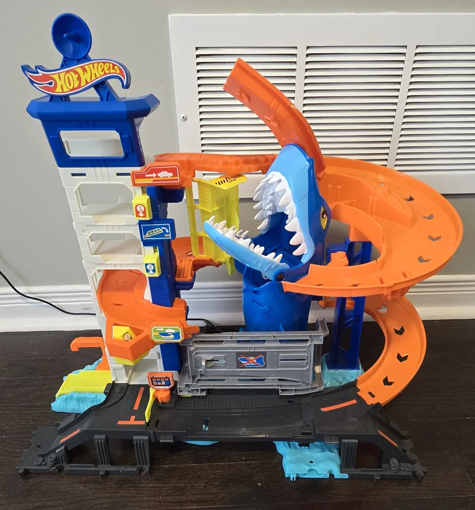 Hot Wheels City Attacking Shark Escape thumbnail