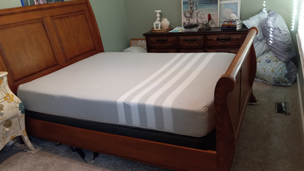 Ashley Alisdair Queen Sleigh Bed with Memory Foam Mattress - photo 2