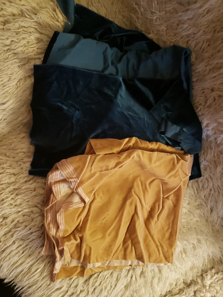 Velvet Fabric Pieces - green  & Gold 🇨🇦 thumbnail