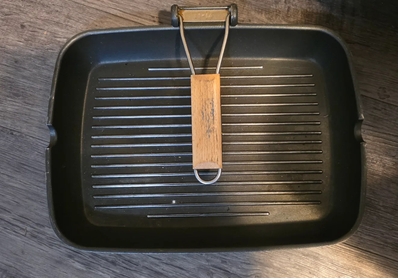Grill Pan with Folding Handle thumbnail