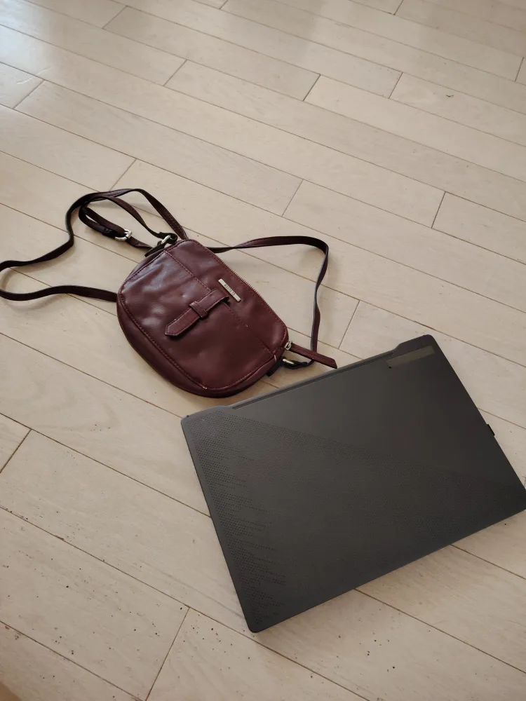 Roots 73 Burgundy Crossbody Bag image indicator(4)