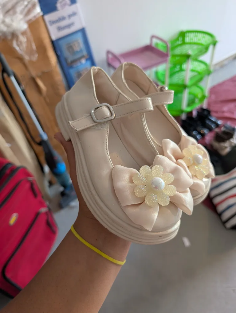 garage sales . kids shoes and adults shoe image indicator(4)