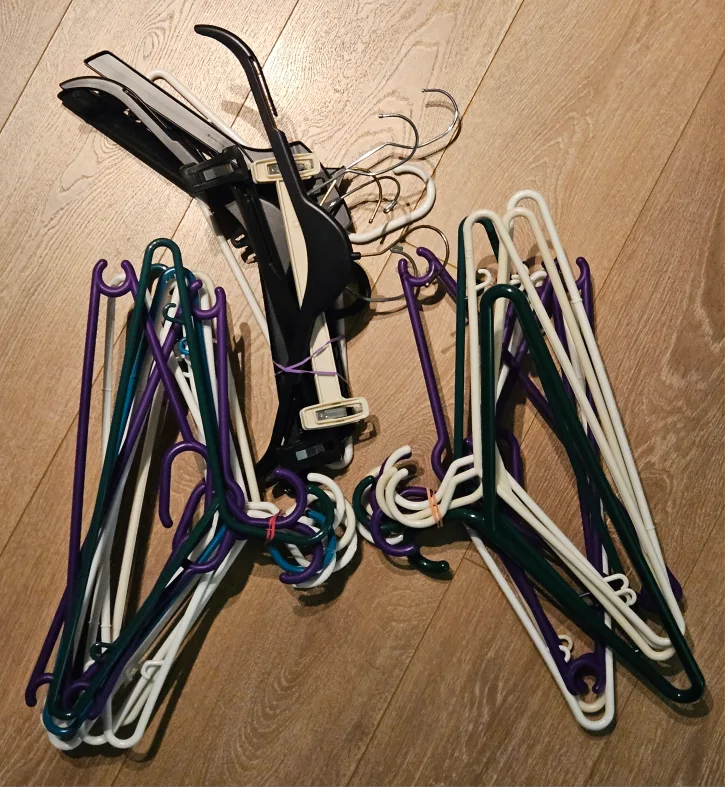 🇨🇦30 Clothes Hangers - Mixed Lot thumbnail