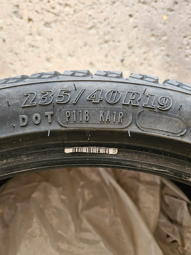 Goodyear WinterCommand Tire 235/40R19 image indicator(3)