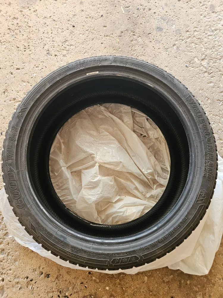 Goodyear WinterCommand Tire 235/40R19 image indicator(4)