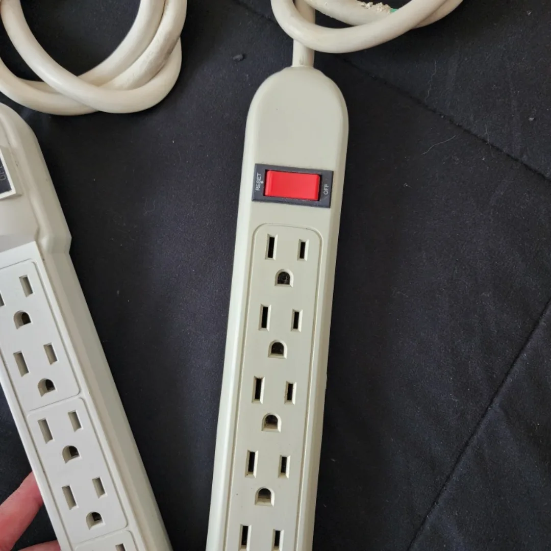 2 White Power Strips image indicator(4)