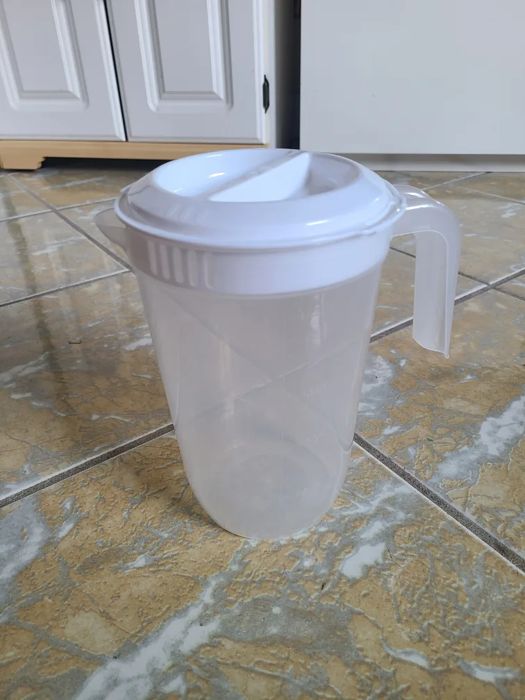 🇨🇦Plastic Pitcher with Lid thumbnail