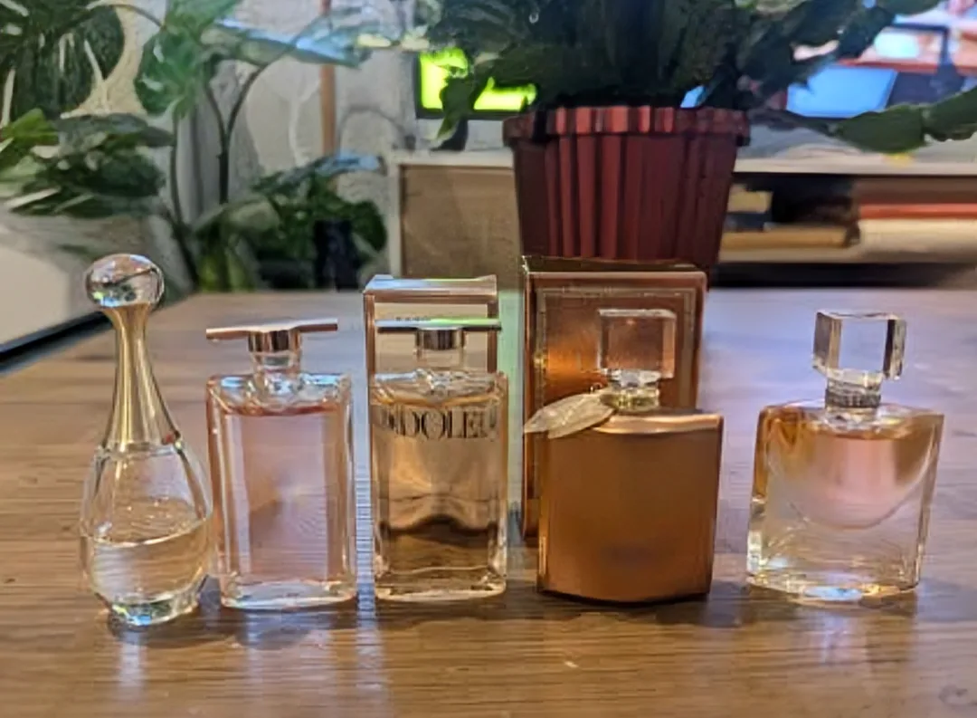 13 x MINI Perfume Bottles image indicator(3)