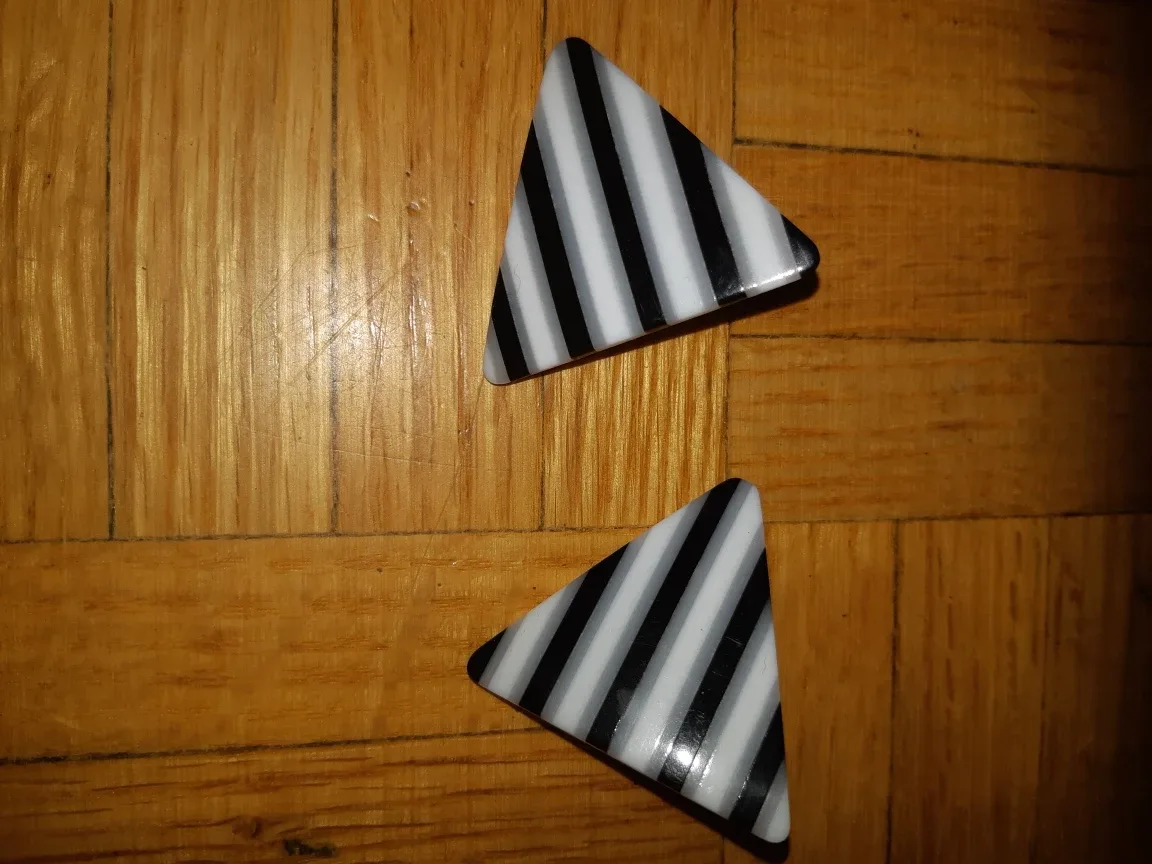 Striped Triangle Earrings 🇨🇦 thumbnail