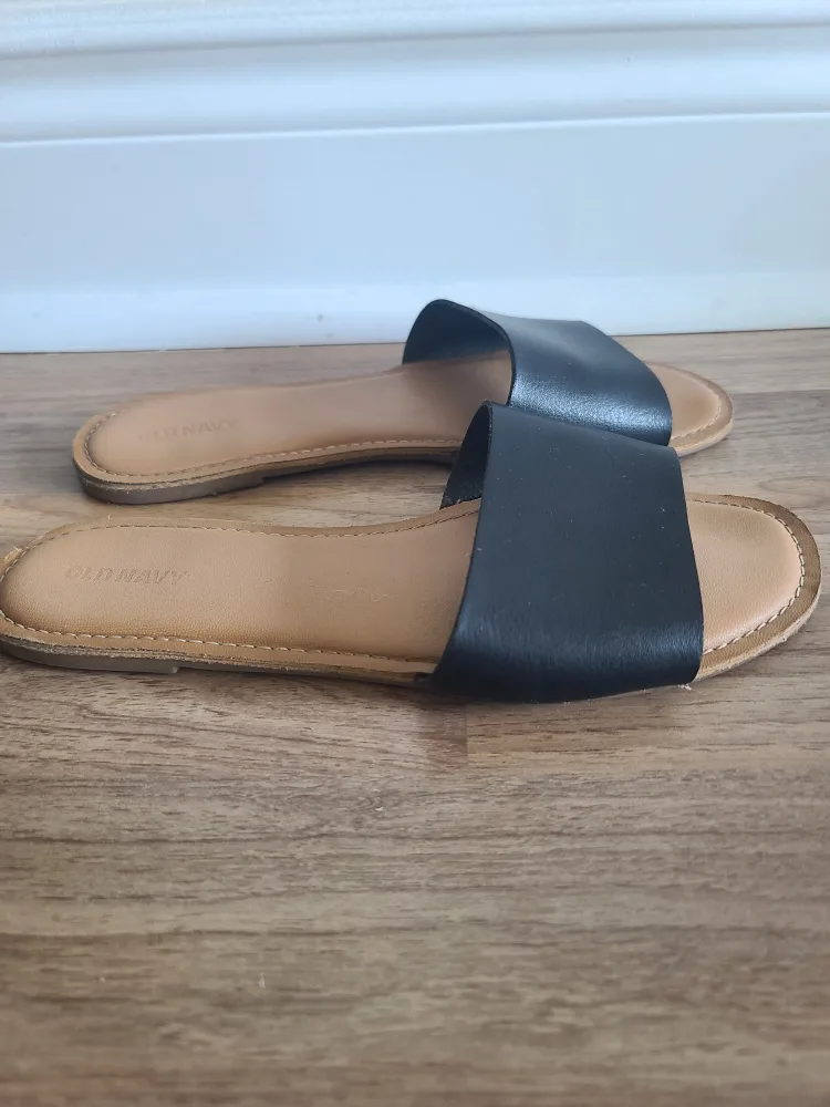 Old Navy Black Sandals - Size 8 image indicator(2)