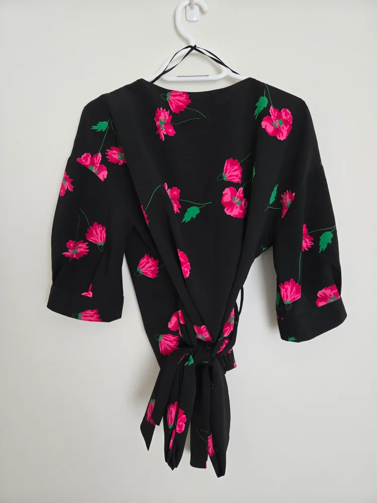 Zara Basic Wrap Floral Blouse - Size XS image indicator(3)