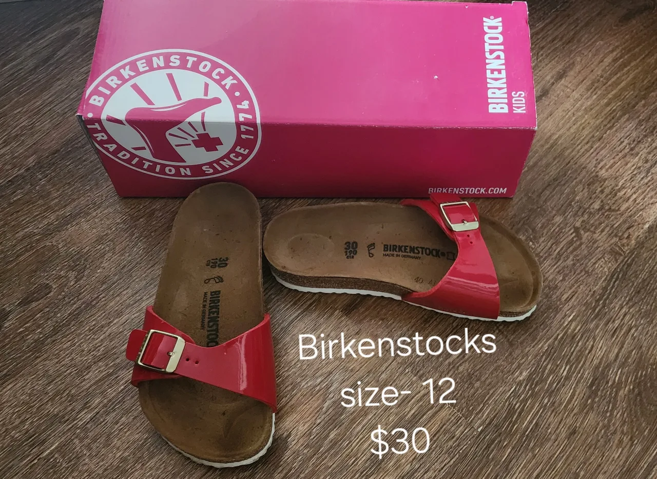 selection of girls' shoes image indicator(2)