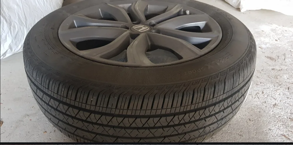 Honda CRV 2022 OEM tires and rims image indicator(2)