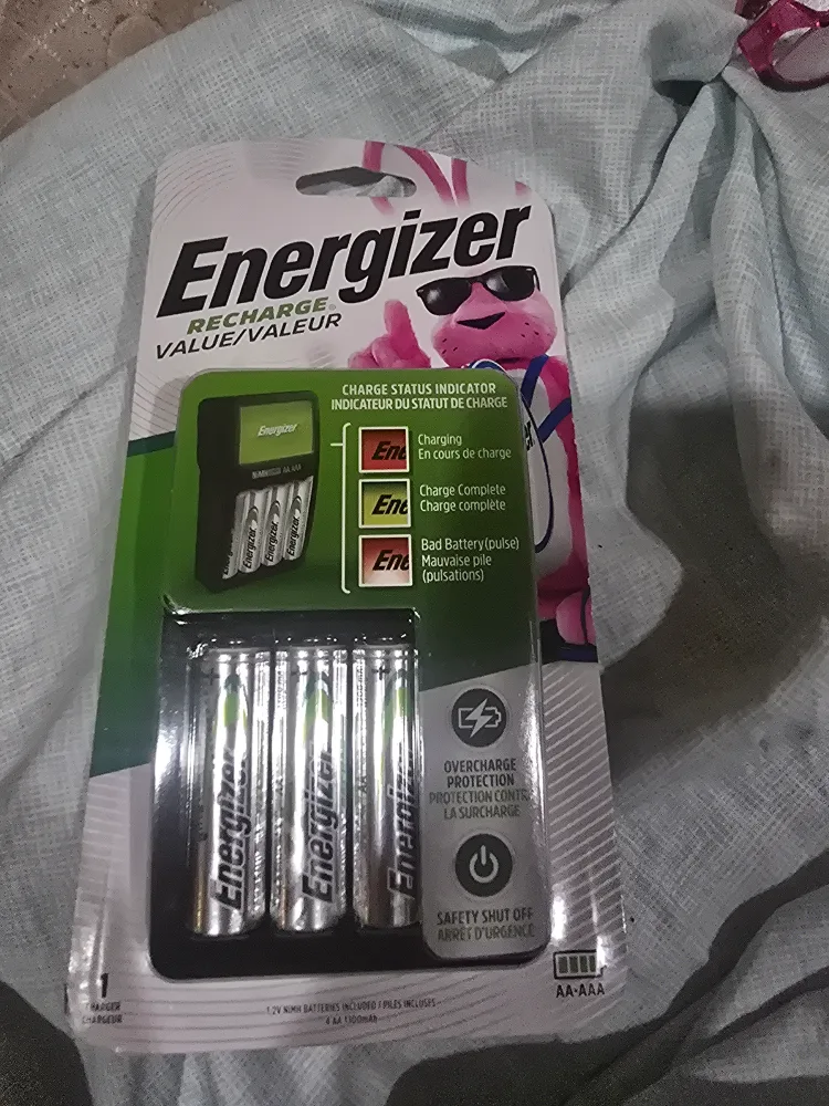 New Energizer Recharge Value Charger + 4 AA Batteries thumbnail