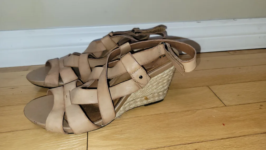 Comfy Clarks Beige Leather Wedge Sandals Size 8 thumbnail