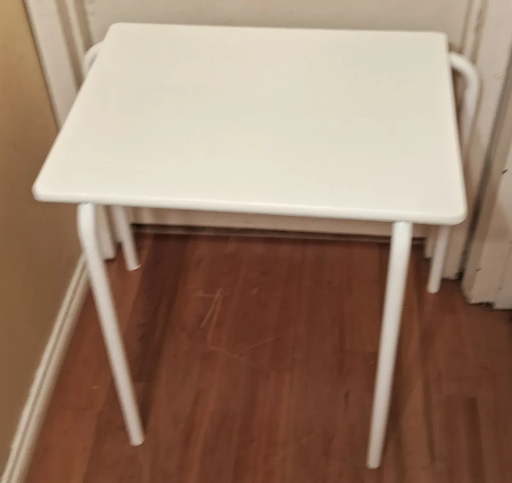 Table (pick up today only 40$) thumbnail