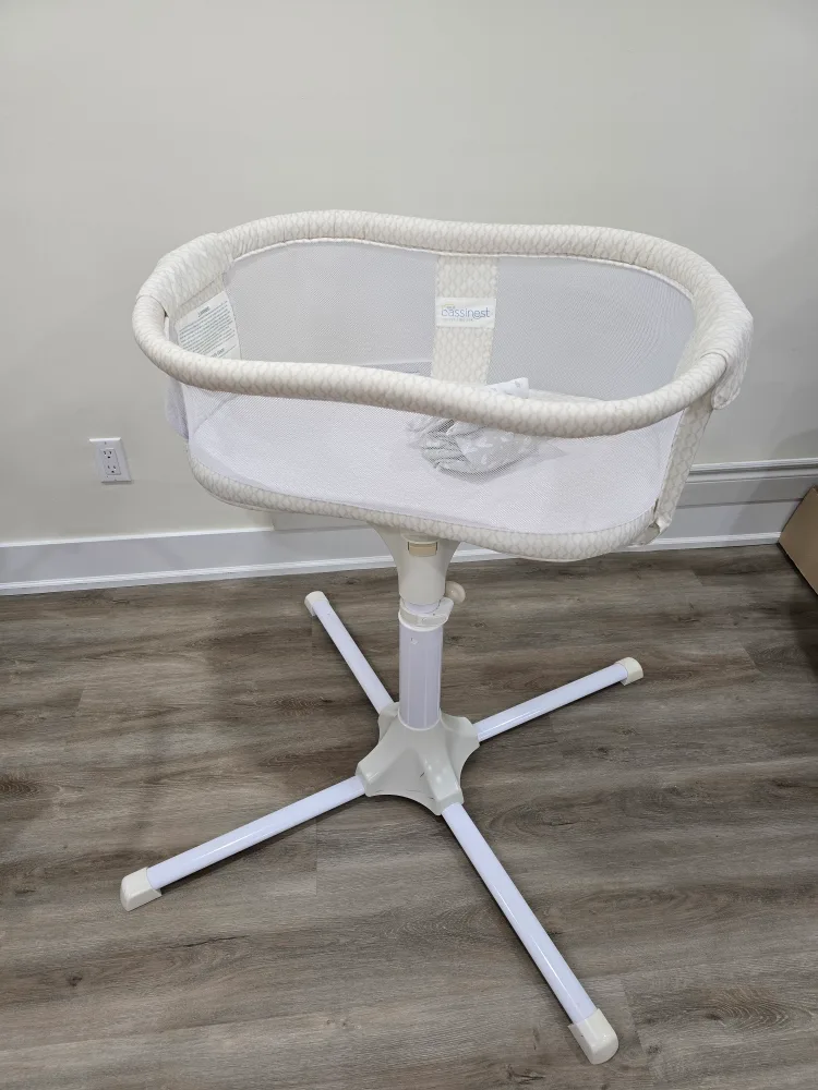 Halo Bassinest Swivel Sleeper Bassinet thumbnail