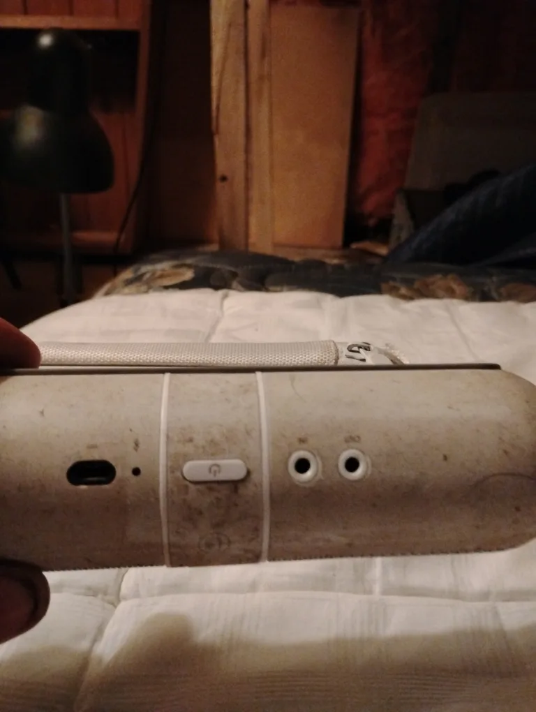 Beats Pill Portable Speaker with Case image indicator(4)