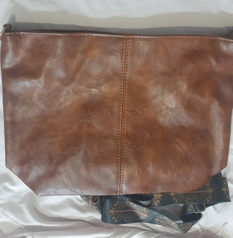 NEW Kangaroo Brown Leather Crossbody Bag image indicator(8)