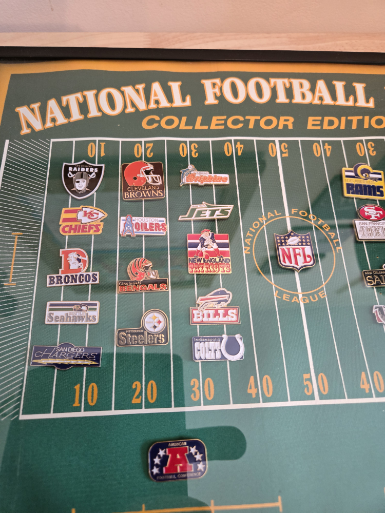 Vintage  NFL Collector Edition Framed Pin Set - photo 3