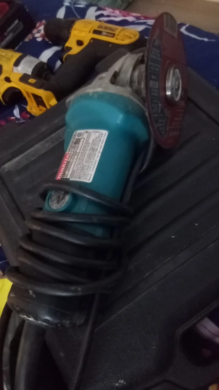 Makita 9557PB Corded Angle Grinder thumbnail