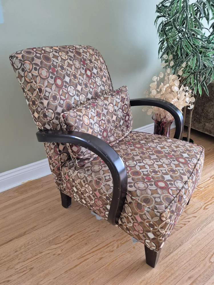 HARDLY USED TOP QUALITY CHAIR,DELIVERY AVAILABLE thumbnail
