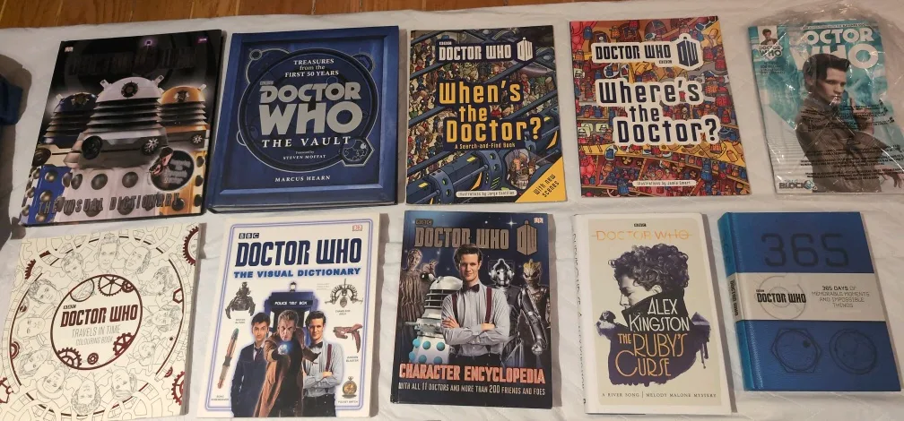 Doctor Who Books, Backpack, Lunchbox & Mug Bundle image indicator(3)
