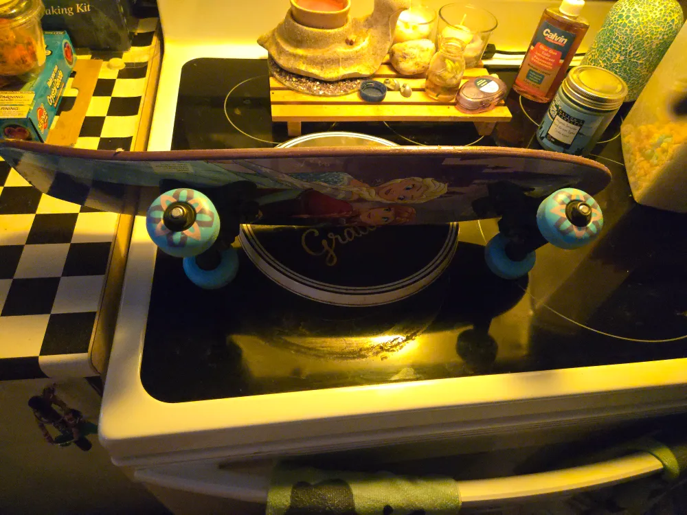 PlayWheels Frozen Skateboard - Great Condition! image indicator(2)