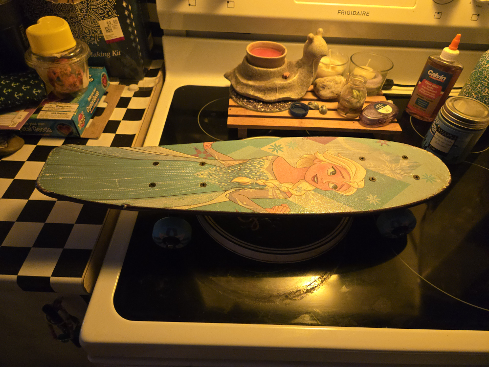PlayWheels Frozen Skateboard - Great Condition! - photo 3