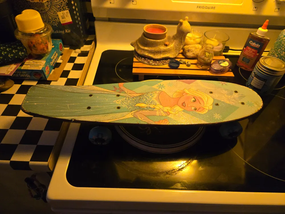 PlayWheels Frozen Skateboard - Great Condition! image indicator(3)