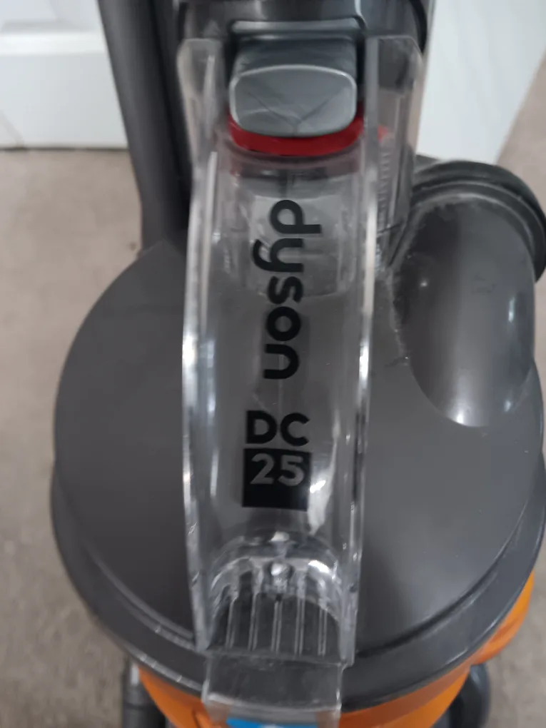 Dyson DC25 Vacuum Cleaner thumbnail