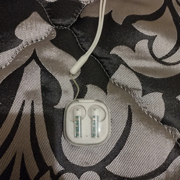 Wireless Bluetooth earphones thumbnail