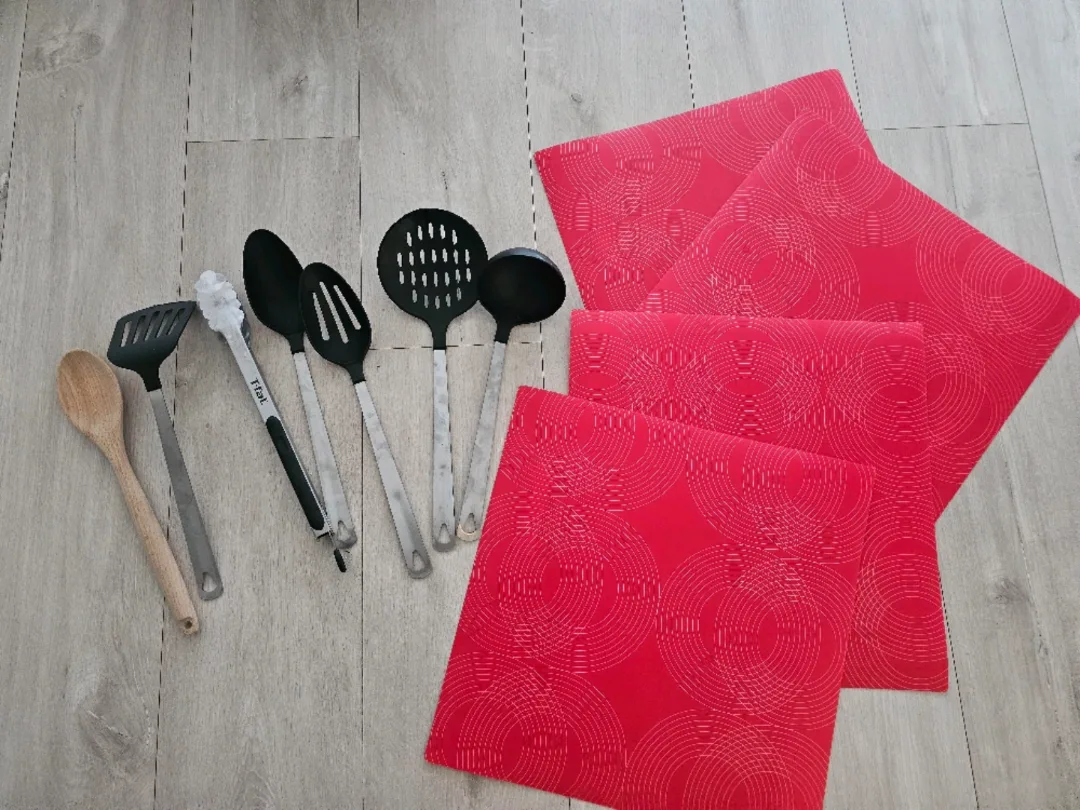 Kitchen Utensils and Placemats Set image indicator(6)