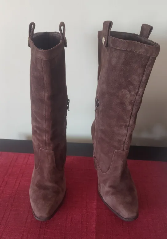 Women's size 7 Tommy Hilfiger Brown Suede Boots thumbnail