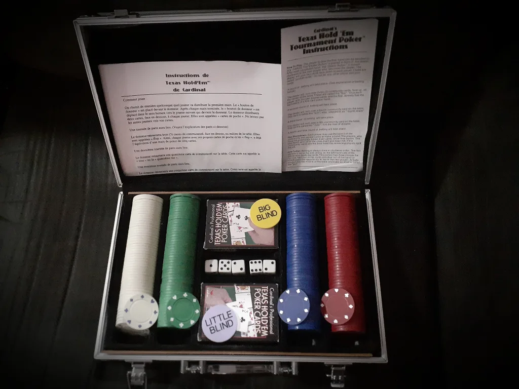 Cardinal Texas Hold'em Tournament Poker Set – 200 piece thumbnail