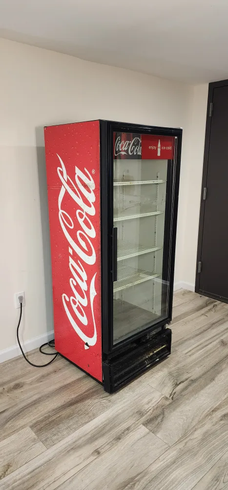 True Coca-Cola Refrigerator 24x24x62 inches image indicator(2)