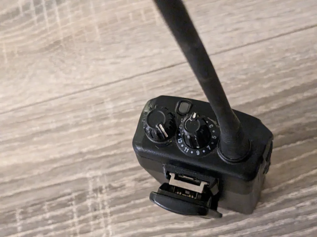 Motorola EVX-261 Two-Way Radio image indicator(3)