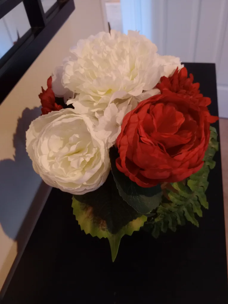 Floral Arrangement - Red & White Flowers image indicator(7)