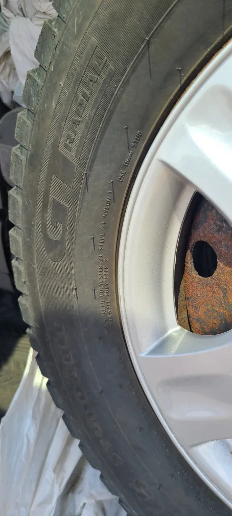 4 Barely used winter tires for sale! image indicator(5)