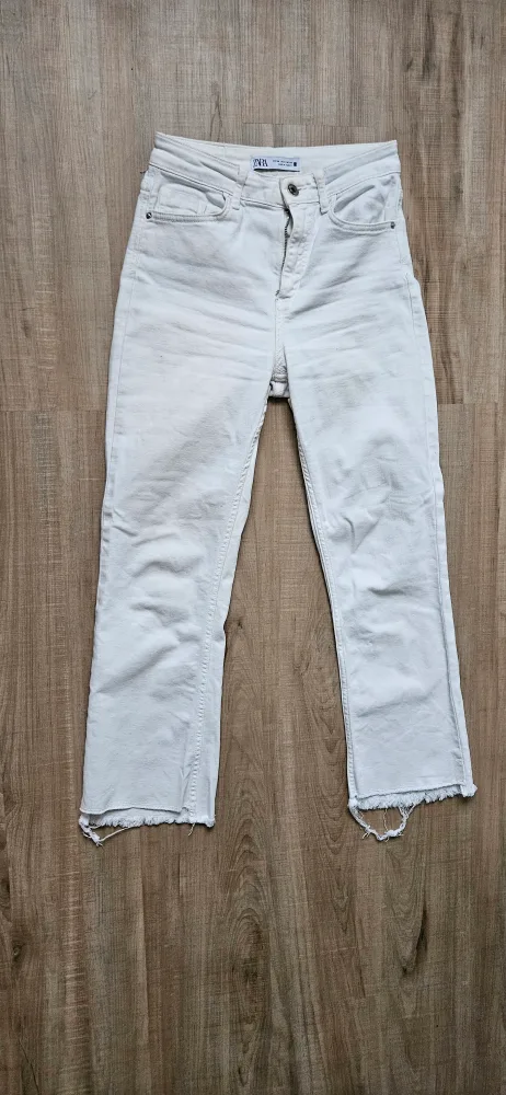 Zara White Jeans - Size USA 2 thumbnail
