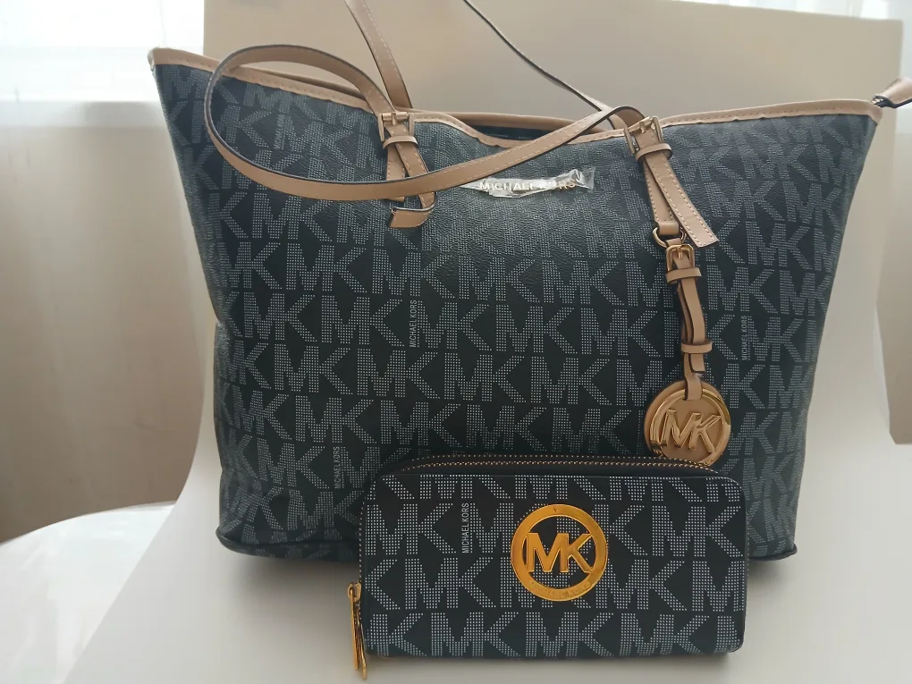 Michael Kors Tote Bag & Wallet Set image indicator(3)