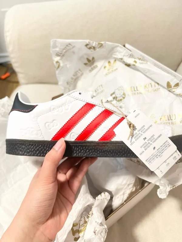 Adidas x Hello Kitty Gazelle J - Size 4Y US(Fits W6/6.5) image indicator(4)