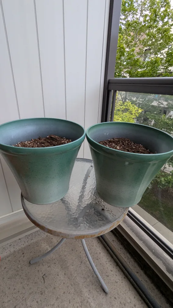 Two large Green Plastic Garden Pots with soil 🇨🇦 thumbnail
