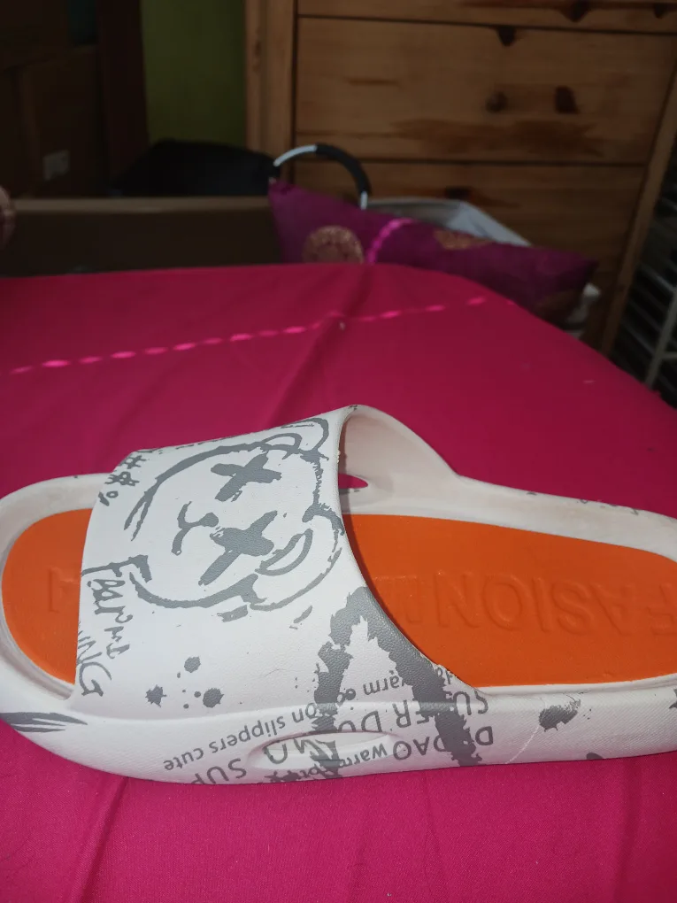 Fashion Slides - White with Bear Design image indicator(3)