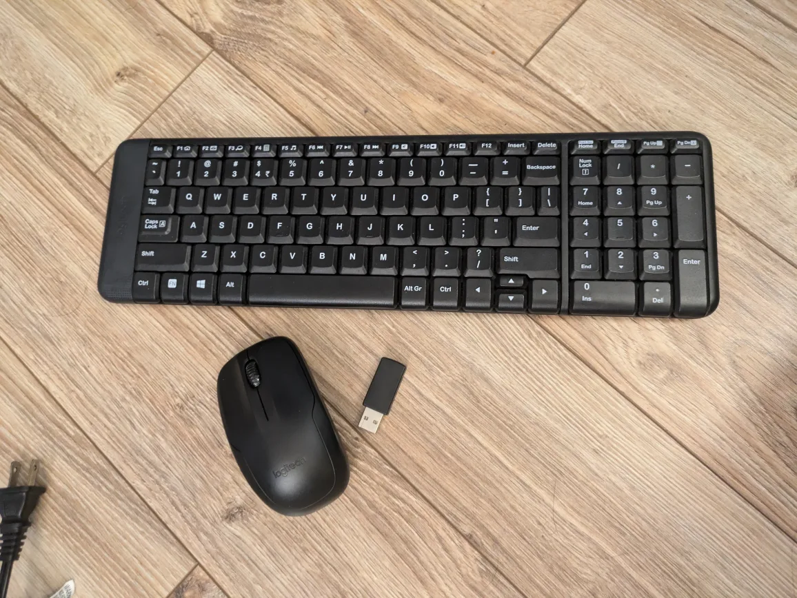 Logitech Wireless Keyboard and Mouse Combo thumbnail