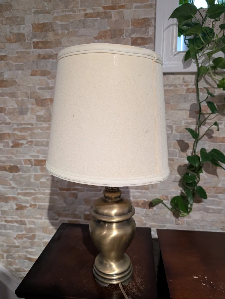 Vintage-Style Table Lamp thumbnail