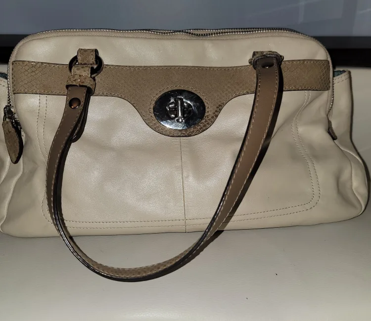 Coach Cream Leather Handbag image indicator(2)